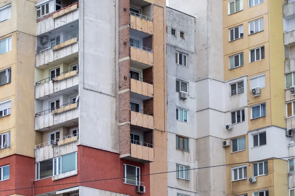 Фасади на панелни жилищни блокове с балкони