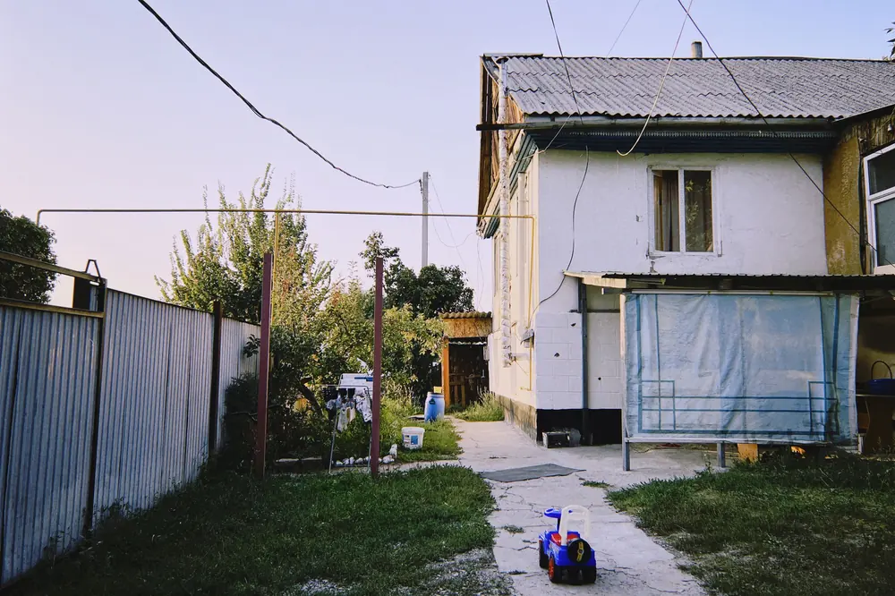 Едноетажна селска къща с ограда, двор и пътека