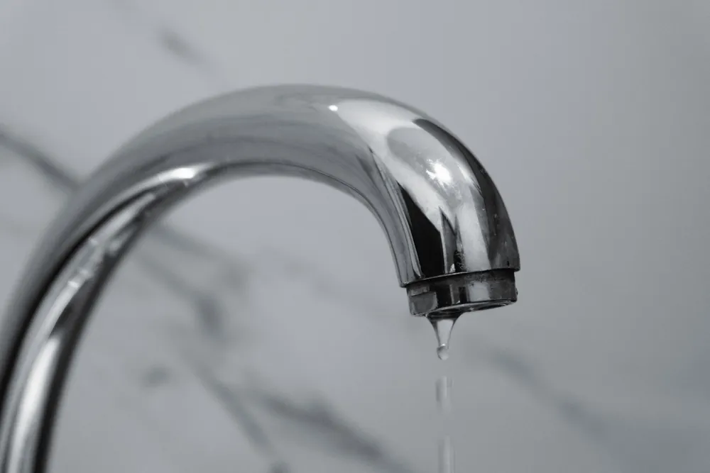 Капка вода от хромиран кран