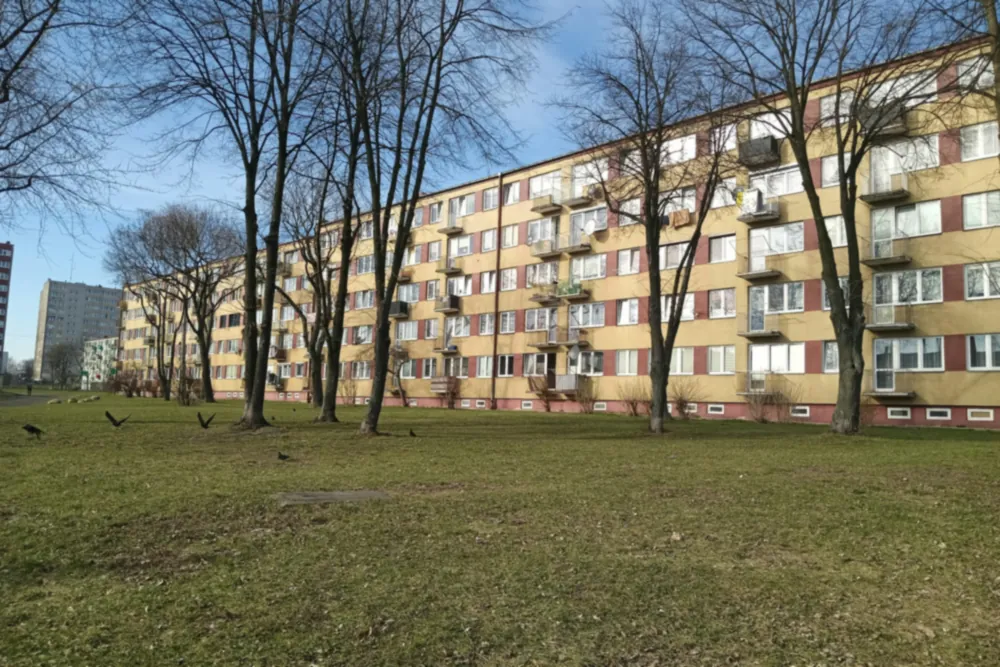 Жилищен блок с тревна площ и дървета